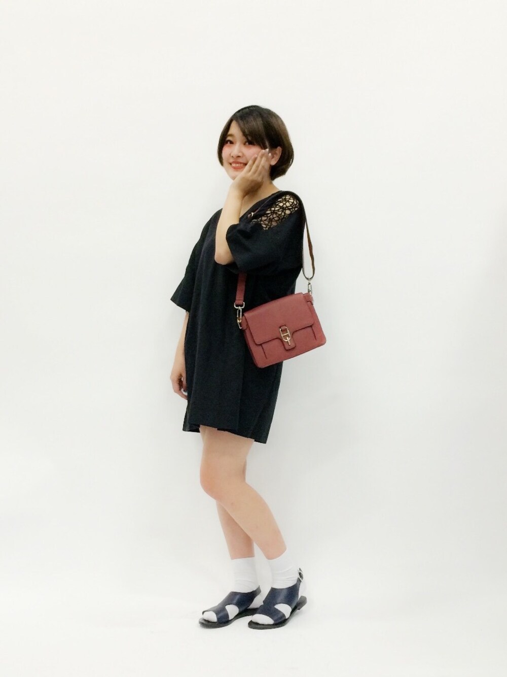 「ワンピース、ショルダーバッグ、レース、赤いバッグ、白い靴下」｜「mysticの【Omekashi】Vネック肩レースワンピース（ワンピース、ブラック系）」を使った、ななこさん（レディース・156cm）の春コーディネートの1枚目の写真