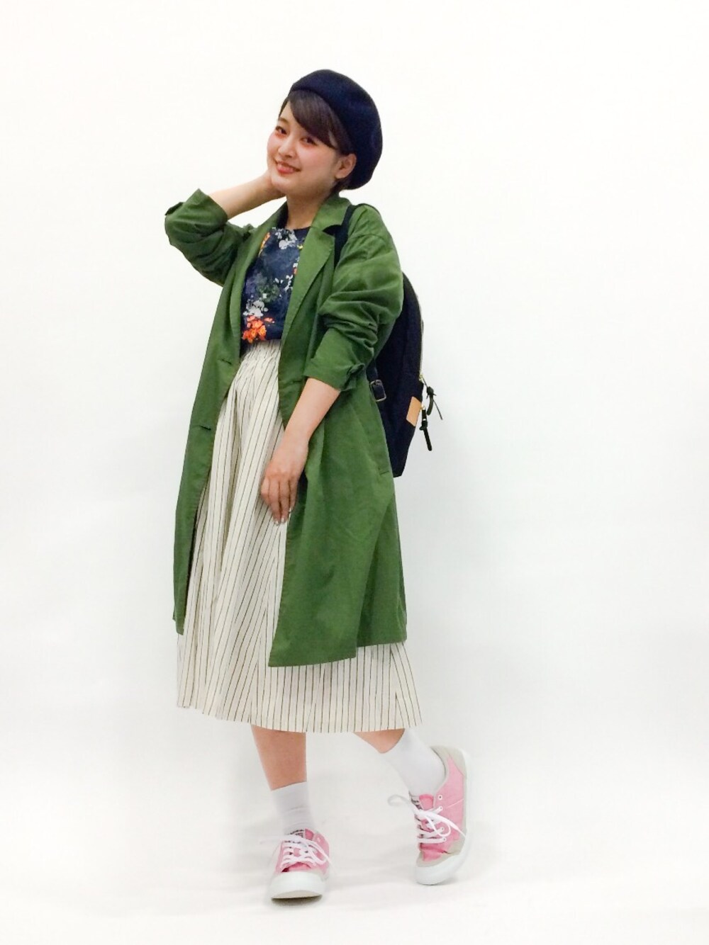 「ストライプ、花柄、トレンチコート、カーキ、スニーカー」｜「LUCA/LADY LUCK LUCAのLC/LLL 花柄Teeブラウス（シャツ/ブラウス、ブルー系）」を使った、ななこさん（レディース・156cm）の春コーディネートの1枚目の写真