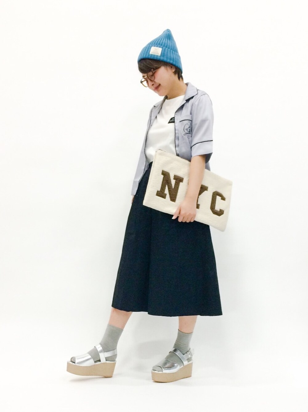 「ニット帽、クラッチバッグ、ワイドパンツ、パジャマ、ガウチョパンツ」｜「LILICIOUSのエンブロイダリーストライプパジャマセット（ルームウェア/パジャマ、ブラック系）」を使った、ななこさん（レディース・156cm）の春コーディネートの1枚目の写真