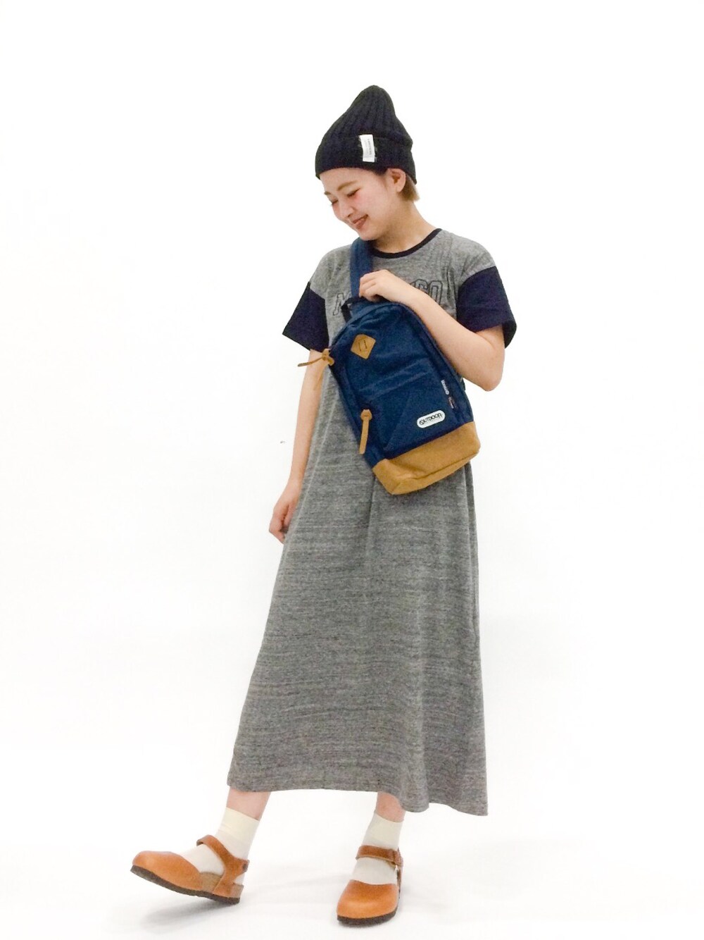 ブルー系のボディバッグ/ウエストポーチ、グレー系のワンピース、ブラウン系のサンダルを着用したレディースの夏コーディネートの1枚目の写真