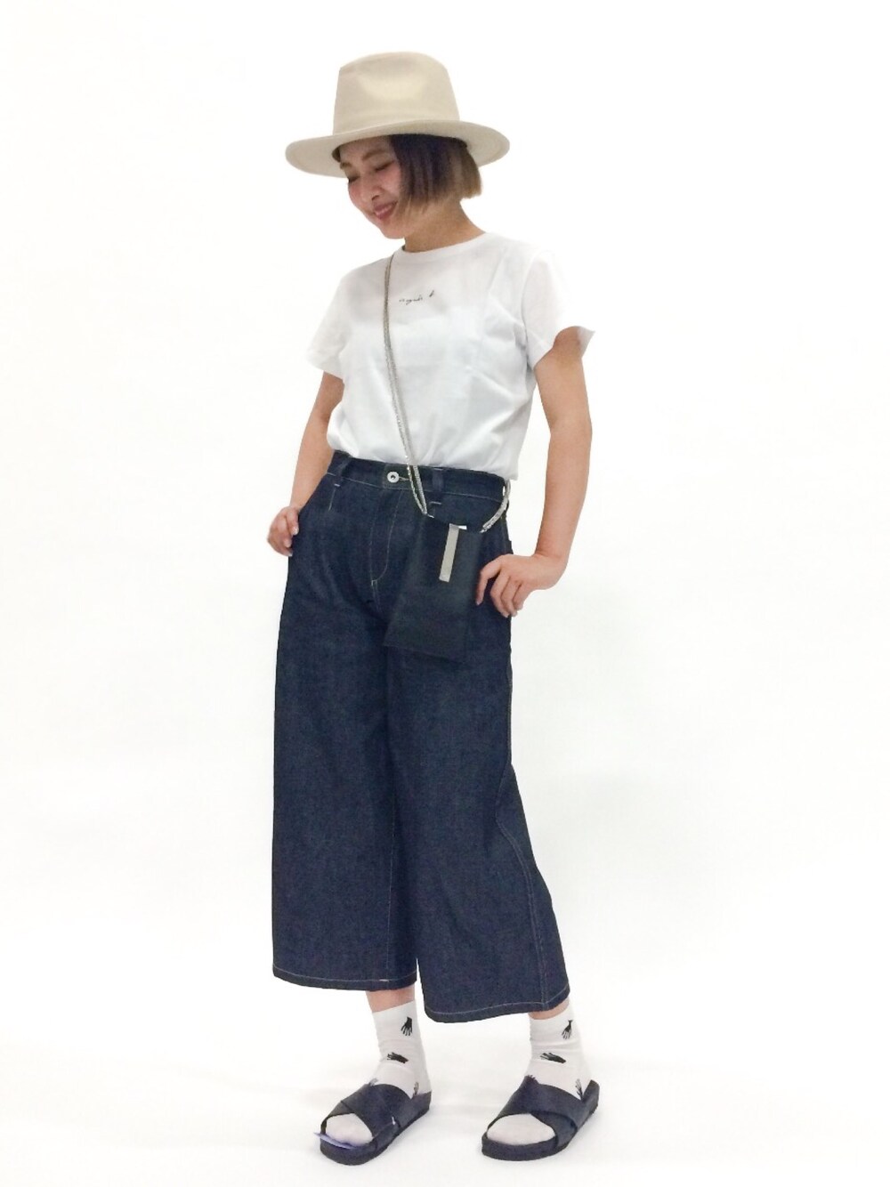 「デニム、シンプル、ハット、白Tシャツ、ノームコア」｜「L.H.PのLHP women/WIDE BRIM HAT（ハット、ベージュ系）」を使った、ななこさん（レディース・156cm）の夏コーディネートの1枚目の写真
