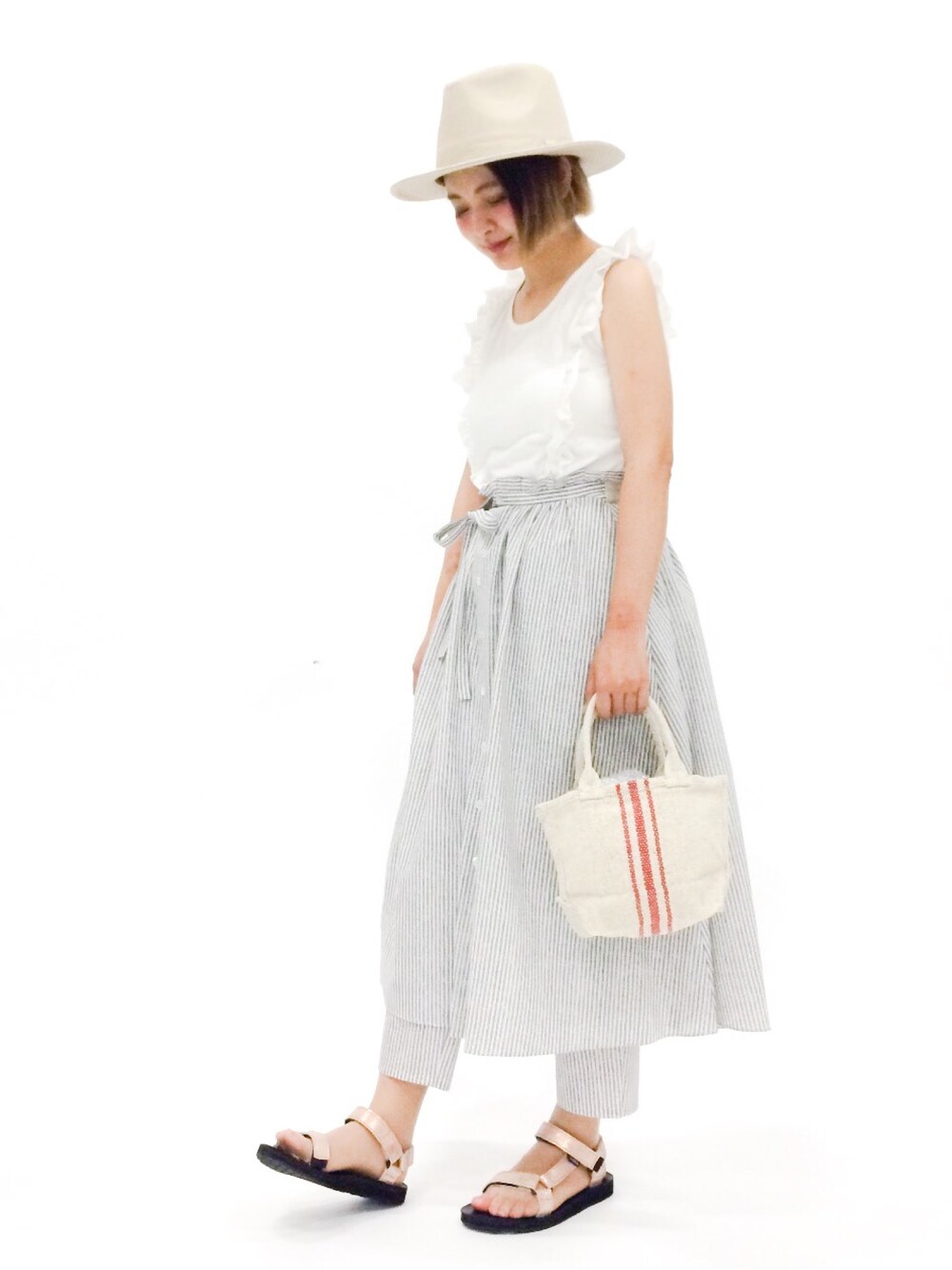 「ホワイト、ストライプ、フリル、爽やかコーデ、RBS」｜「RinajourのRinajour(リナジュール)/WIDE BRIM HAT（ハット、ベージュ系）」を使った、ななこさん（レディース・156cm）の夏コーディネートの1枚目の写真