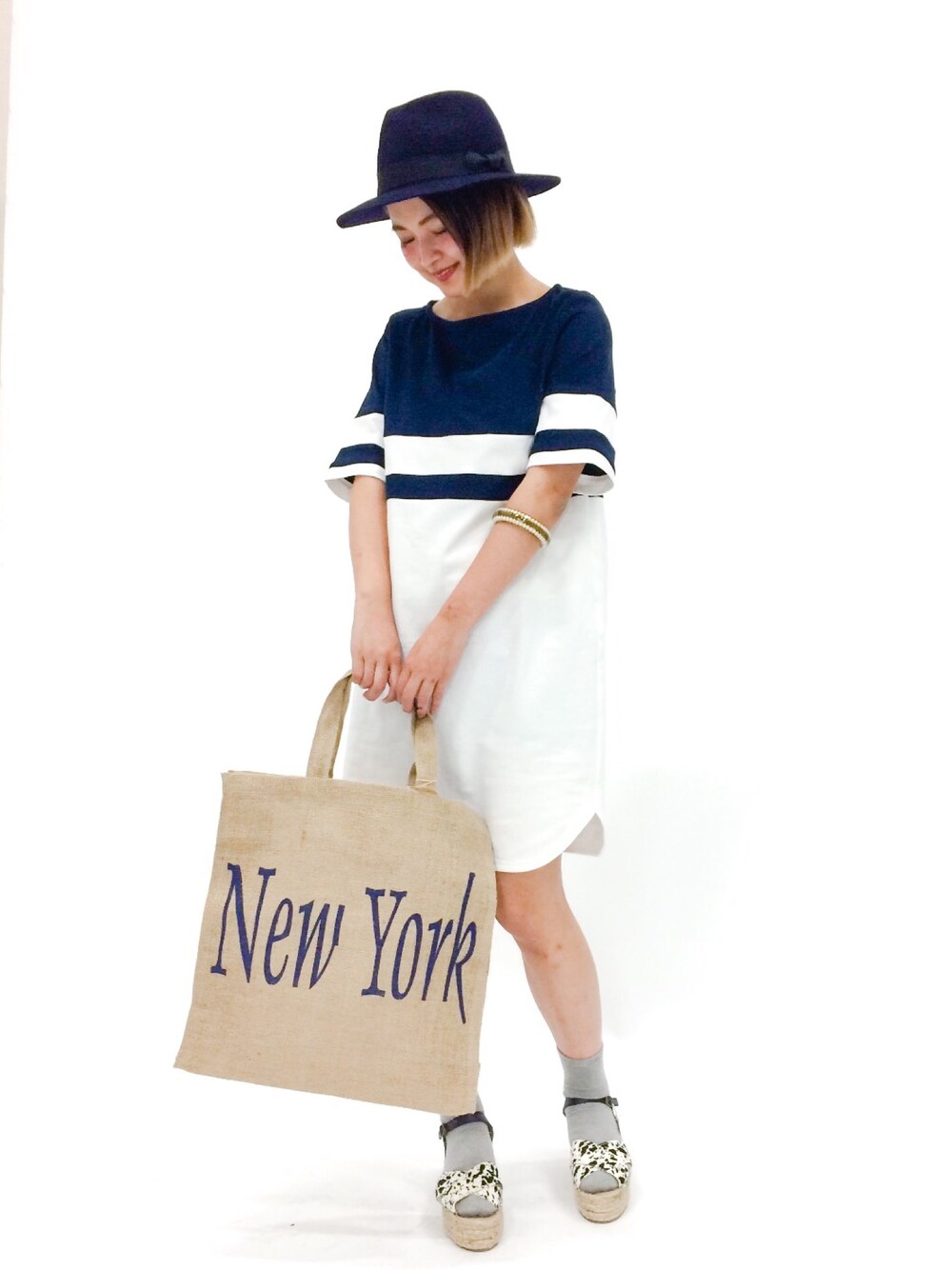 「ワンピース、ハット、ロゴ、バック、ハラコ」｜「ROPE' PICNICのフェルトつば広ハット（ハット、ブルー系）」を使った、ななこさん（レディース・156cm）の夏コーディネートの1枚目の写真