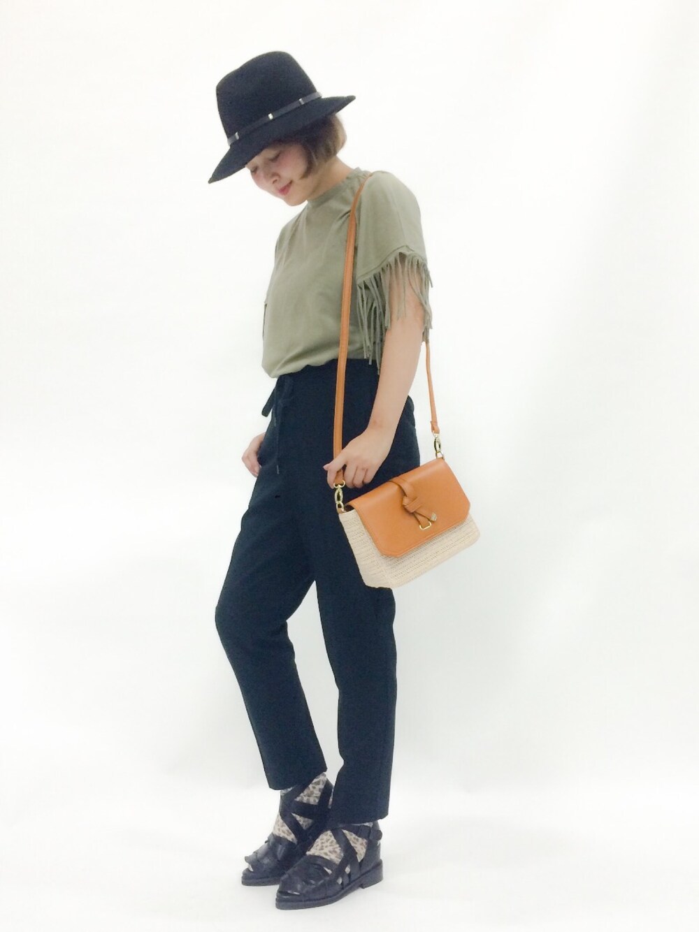 「ハット、EMODA、フリンジ、カーキ、大人コーデ」｜「SLYのNOBLE HAT（ハット、ブラック系）」を使った、ななこさん（レディース・156cm）の夏コーディネートの1枚目の写真