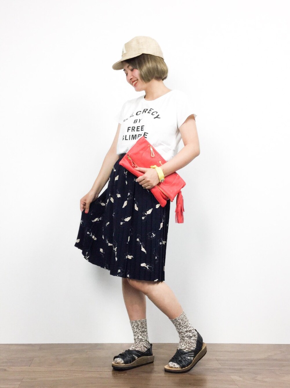 「柄、スカート、キャップ、Tシャツ、プリーツスカート」｜「Another Editionのペーパーキャップ/AE×L/M/d/L PP CAP（キャップ、ベージュ系）」を使った、ななこさん（レディース・156cm）の夏コーディネートの1枚目の写真