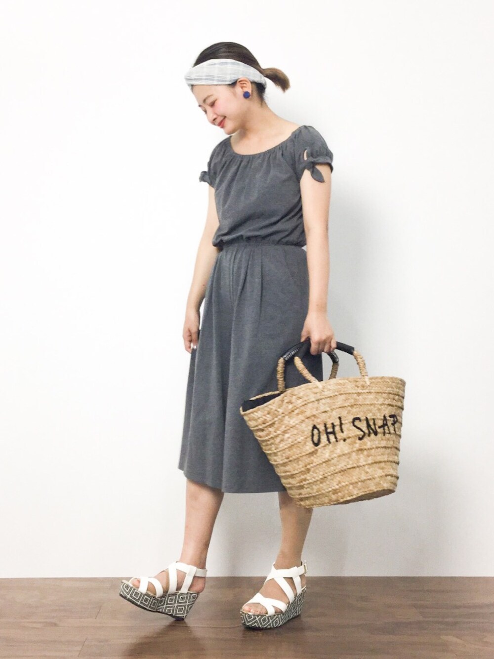 「オールインワン、リラックススタイル、かごバッグ、楽チンコーデ、ラクチンコーデ、ZOZO夏セール2015」｜「KhajuのKhaju:カットコンビネゾン□（つなぎ/オールインワン、グレー系）」を使った、ななこさん（レディース・156cm）の夏コーディネートの1枚目の写真