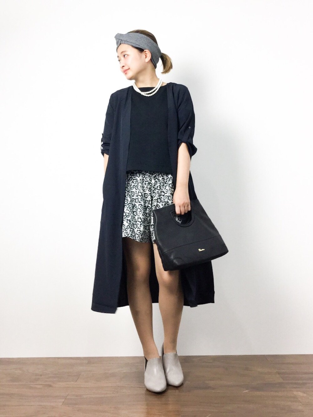 「花柄、ショートパンツ、ロング丈、大人コーデ、オフィスカジュアル」｜「Andemiuのキナガシロングアウター 209390（ノーカラージャケット、ブルー系）」を使った、ななこさん（レディース・156cm）の夏コーディネートの1枚目の写真
