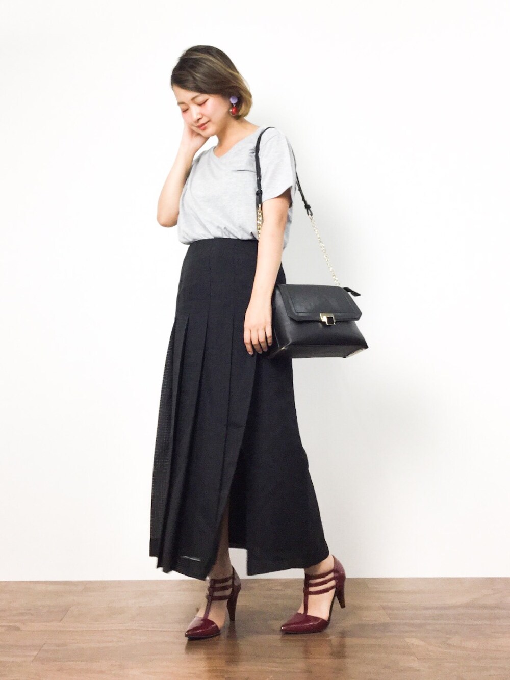 「シンプル、赤い靴、ootd、シンプルコーデ、スリット」｜「Kastaneの【Kastane】ポケットVネックTシャツ（Tシャツ/カットソー、グレー系）」を使った、ななこさん（レディース・156cm）の夏コーディネートの1枚目の写真