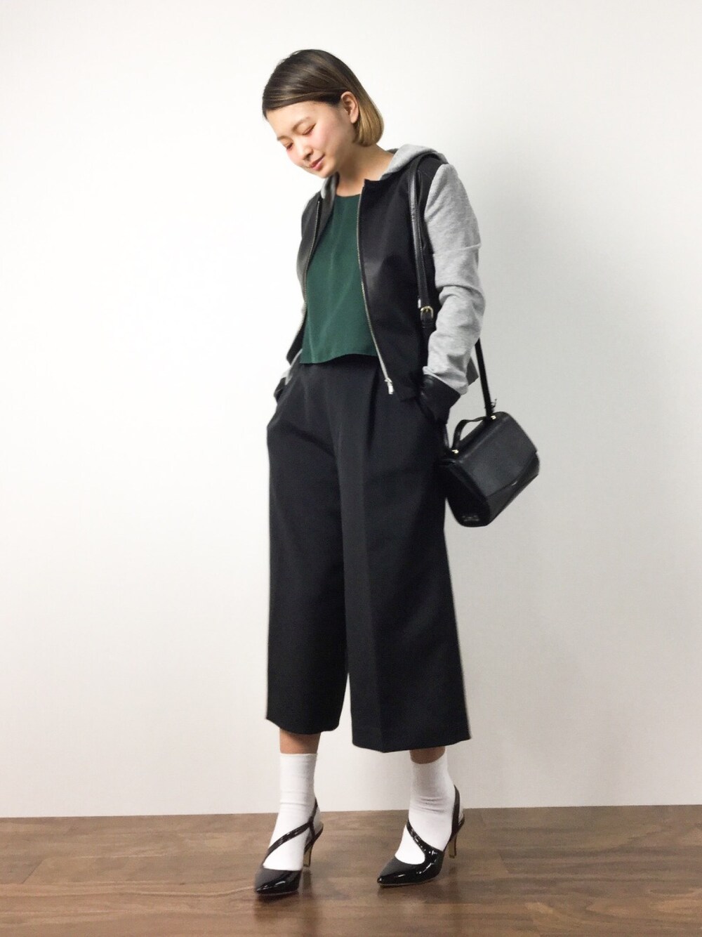 「ジャケット、black、秋のコーデ、ガウチョパンツ、秋、アウター×グレーパーカー」｜「URBAN RESEARCH ROSSO WOMENのROSSO 2重タンクトップ（タンクトップ、グリーン系）」を使った、ななこさん（レディース・156cm）の夏コーディネートの1枚目の写真