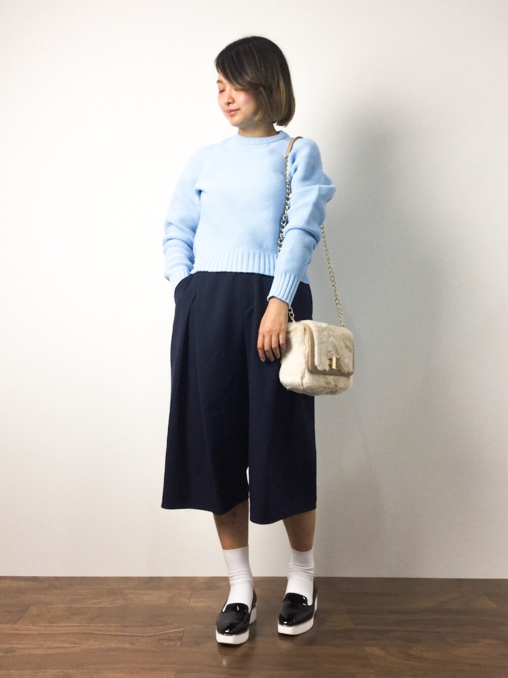 「ファー、タックパンツ、ootd、シンプルコーデ、オトナカジュアル」｜「ADAM ET ROPE'のホールガーメントプルオーバー　#（ニット/セーター、ブルー系）」を使った、ななこさん（レディース・156cm）の夏コーディネートの1枚目の写真
