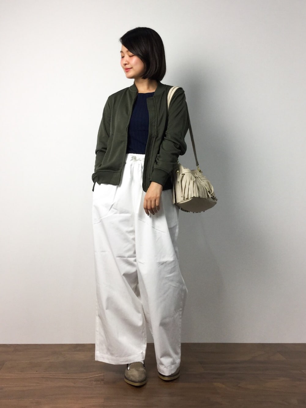 「MA-1、フリンジ、カーキ、ワイドパンツ、ホワイトパンツ、フリンジバッグ」｜「SLOBE IENAのハイツイストコットンワイドリブクルーネックプルオーバー。（ニット/セーター、ブルー系）」を使った、ななこさん（レディース・156cm）の夏コーディネートの1枚目の写真