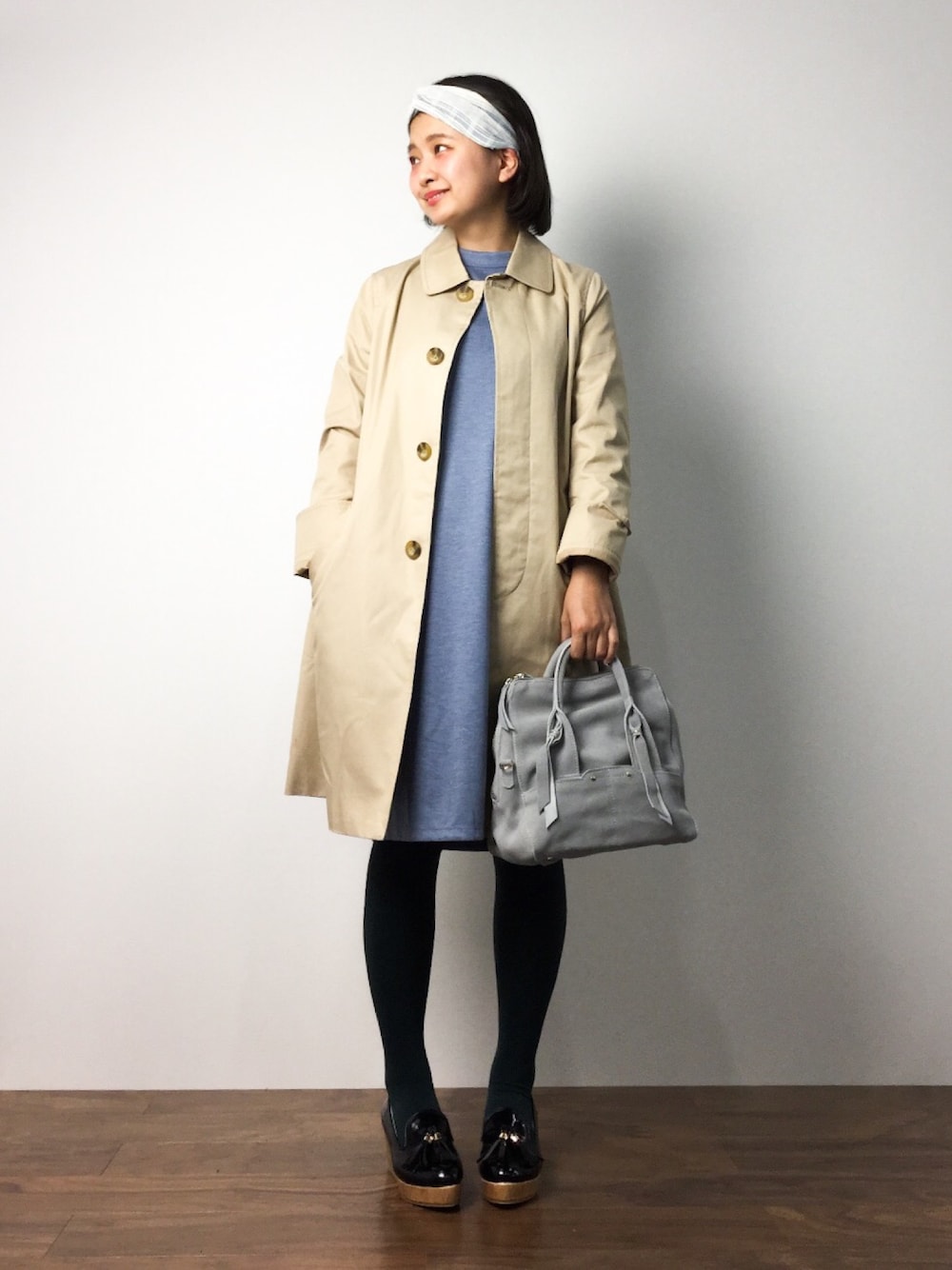 「ワンピース、ベーシック、ステンカラーコート、ベージュ、アウター×グレーパーカー」｜「ROPE' PICNICの綿ツイルステンカラーコート（ステンカラーコート、ベージュ系）」を使った、ななこさん（レディース・156cm）の夏コーディネートの1枚目の写真