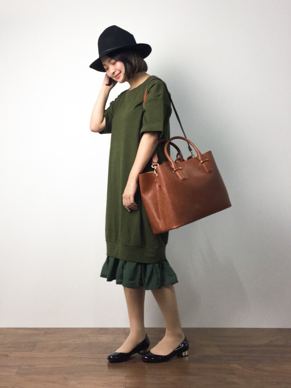 「ワンピース、フリル、カーキ、レインシューズ、雨の日コーデ」｜「BEAMS BOYのBRIXTON×BEAMS / CRESENT SPECIAL■▼☆（ハット、ブラック系）」を使った、ななこさん（レディース・156cm）の夏コーディネートの1枚目の写真