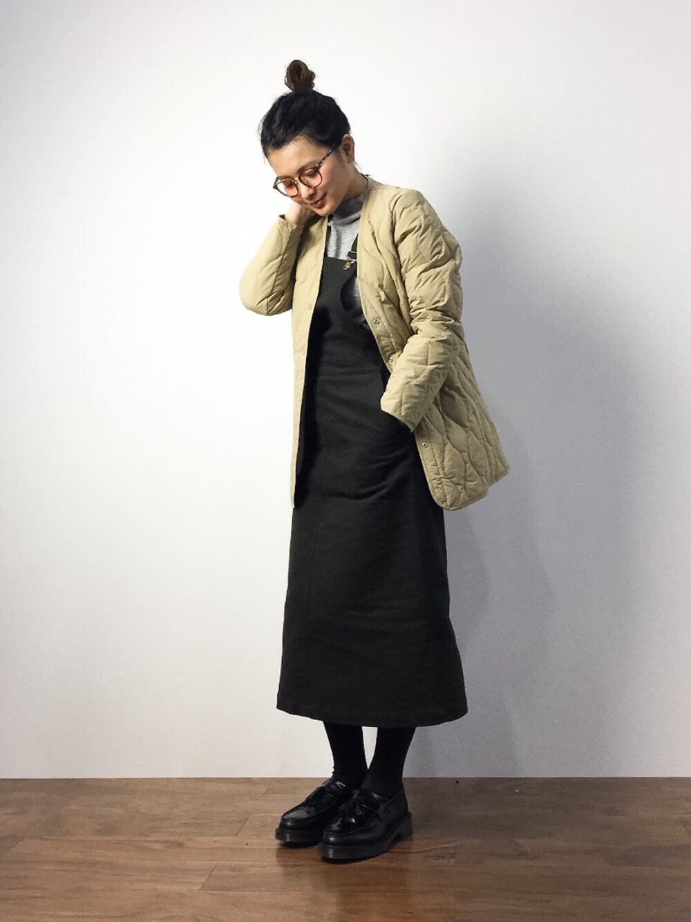 「ダウン、秋のコーデ、カーキ、ジャンパースカート、寒い、casual、インナーダウン」｜「Steven Alanの＜Steven Alan＞Brisbane moss MOLESKIN ONE PIECE/ﾜﾝﾋﾟｰｽ（ワンピース、グリーン系）」を使った、ななこさん（レディース・156cm）の秋コーディネートの1枚目の写真
