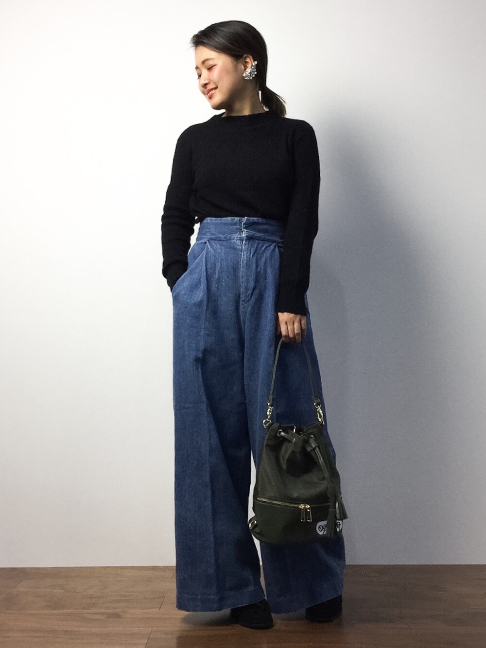 「デニム、シンプル、denim、秋のコーデ、ワイドパンツ、秋、ワイドデニム、秋コーデ」｜「Another Editionのリブ×畦切り替えプルオーバー/AEBC リブ＊アゼキリカエ P（ニット/セーター、ブラック系）」を使った、ななこさん（レディース・156cm）の秋コーディネートの1枚目の写真
