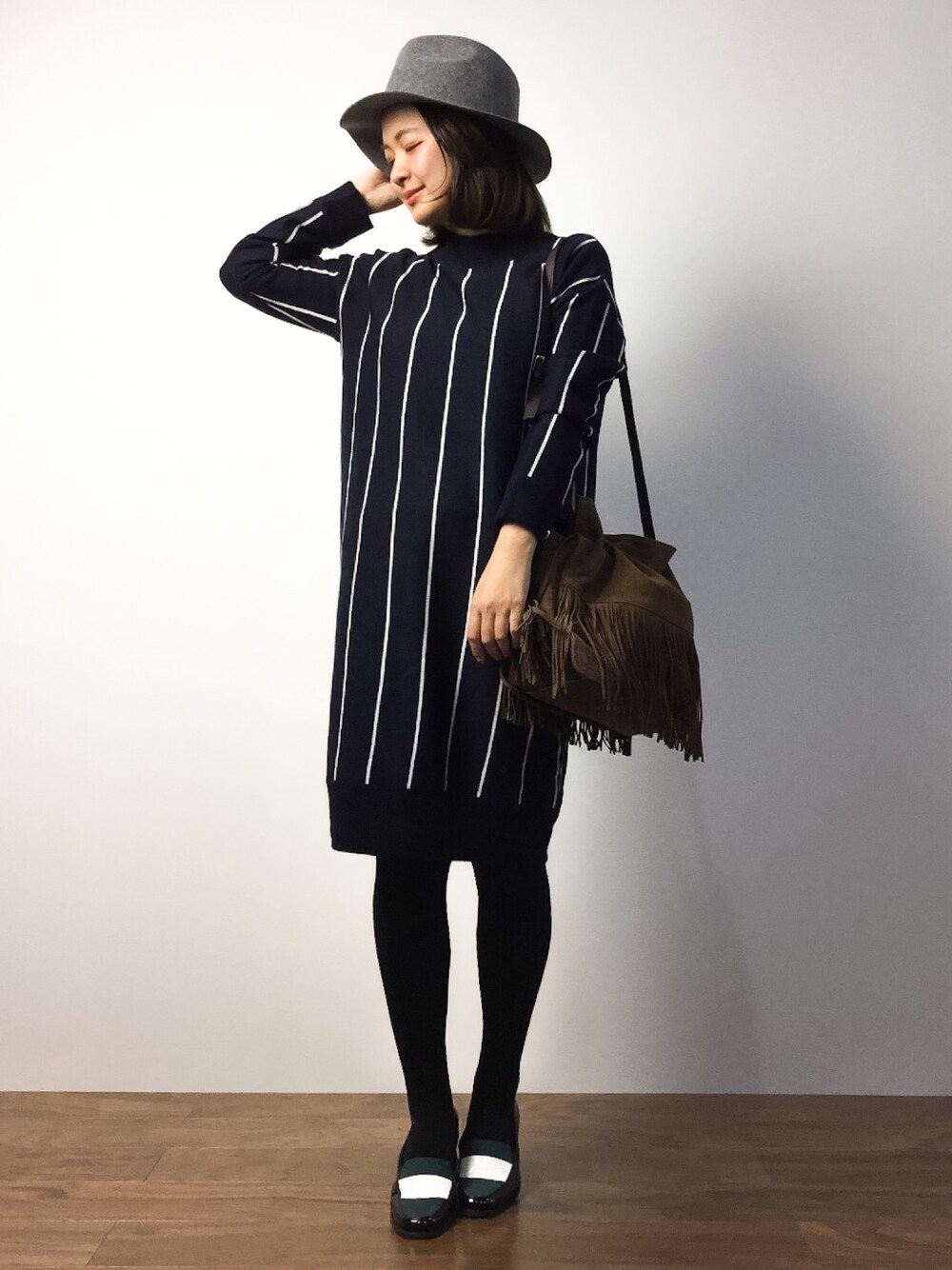 ブルー系のワンピース、ブラウン系のショルダーバッグ、グリーン系のローファーを着用したレディースの秋コーディネートの1枚目の写真