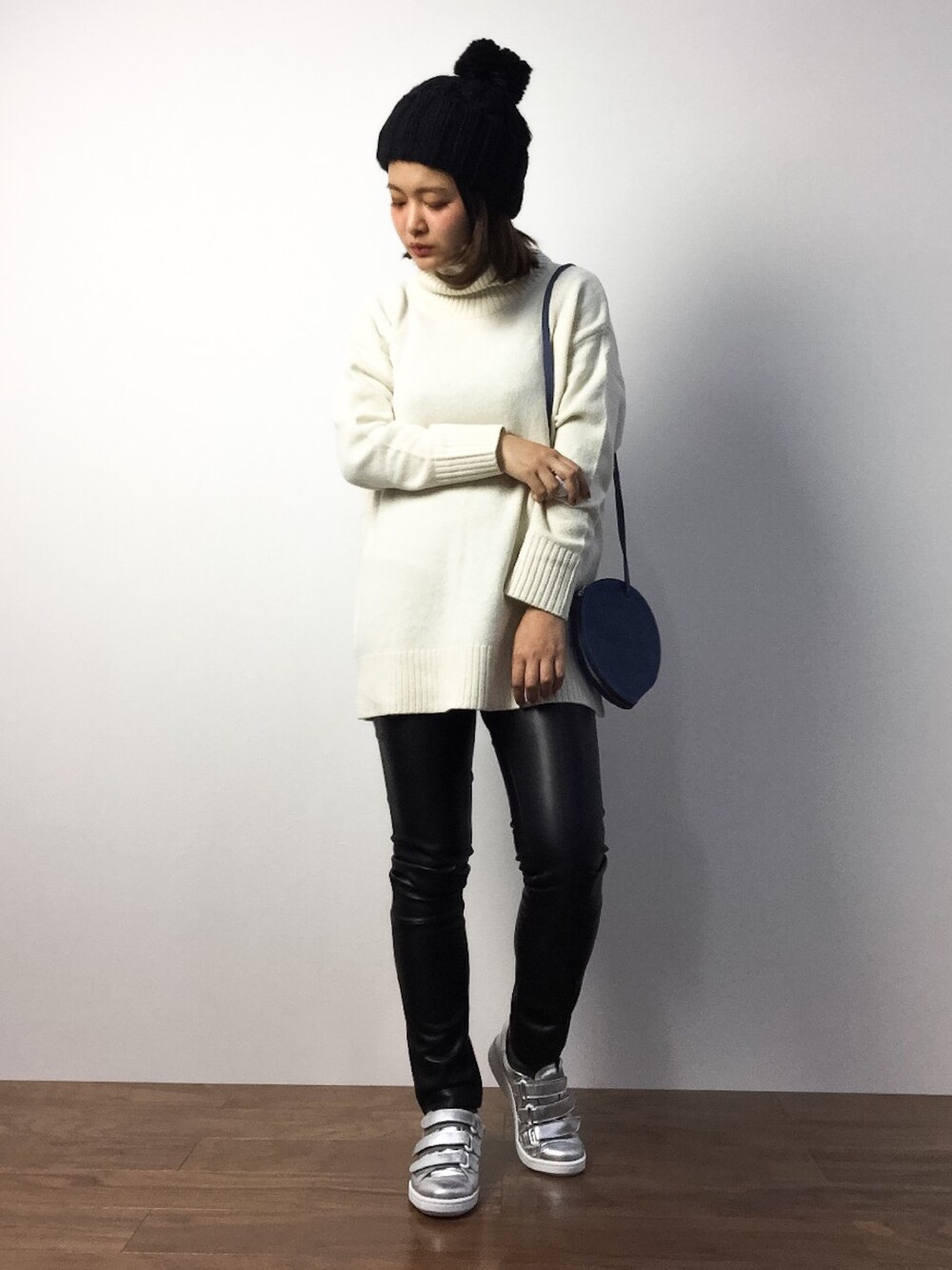 「ニット、レザーパンツ、秋服、秋、オトナカジュアル」｜「HAMNETTの【HAMNETT】　ボンボンニットキャップ / ニット　キャップ（ニットキャップ/ビーニー、ブラック系）」を使った、ななこさん（レディース・156cm）の秋コーディネートの1枚目の写真