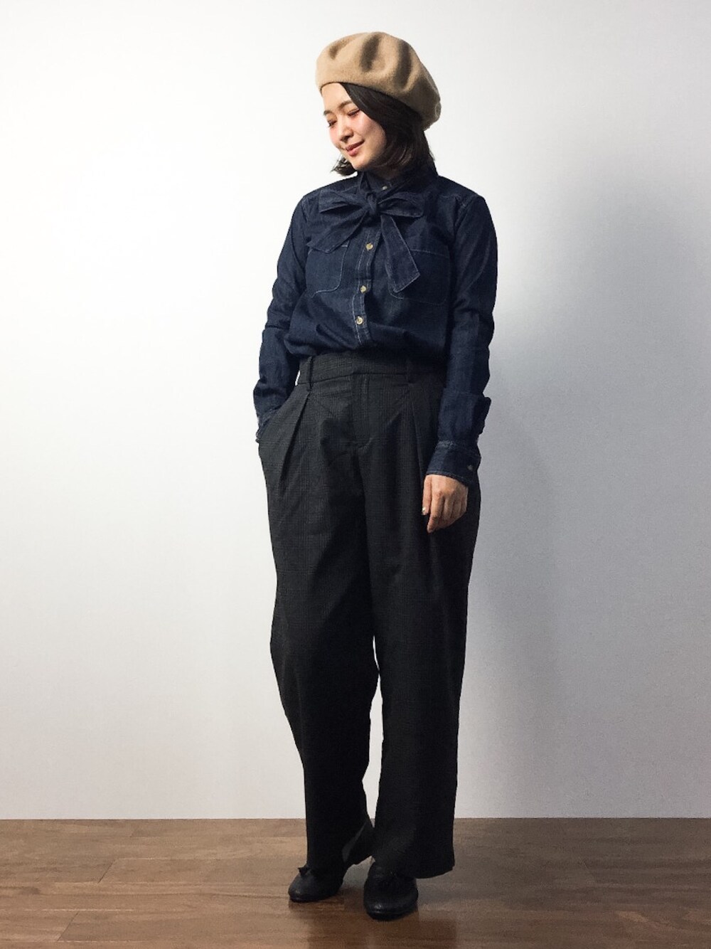 「チェック、ベレー帽、デニムシャツ、パンツスタイル、秋服、ボウタイブラウス」｜「Another Editionのボウタイデニムシャツ/AEBC ボウタイツキ DNM SH（シャツ/ブラウス、ブルー系）」を使った、ななこさん（レディース・156cm）の秋コーディネートの1枚目の写真