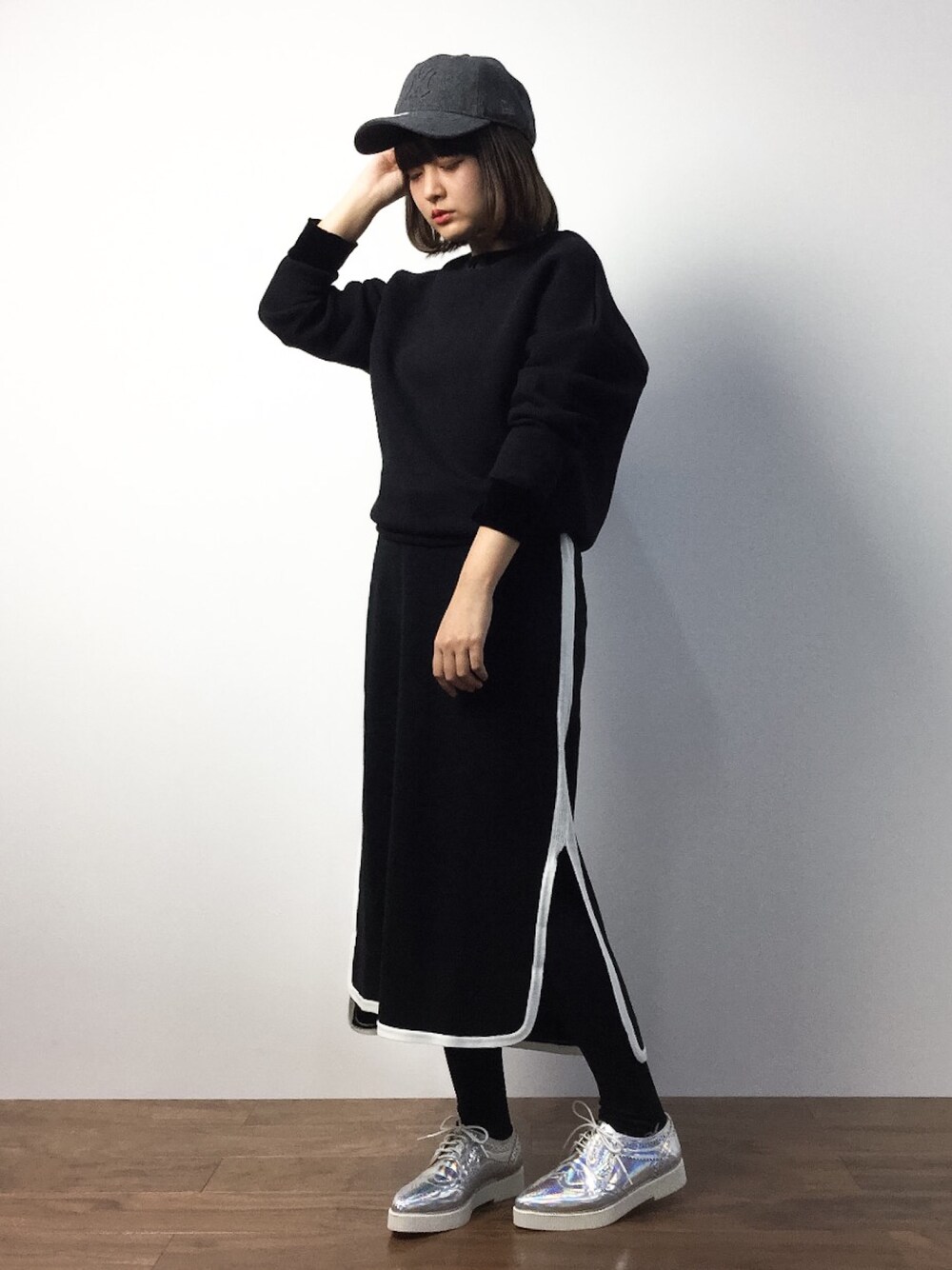 「タイトスカート、ブラック、キャップ、秋のコーデ、スポーツミックス、秋服」｜「AmeriのVELOUR DOCKING TOP（スウェット、ブラック系）」を使った、ななこさん（レディース・156cm）の秋コーディネートの1枚目の写真