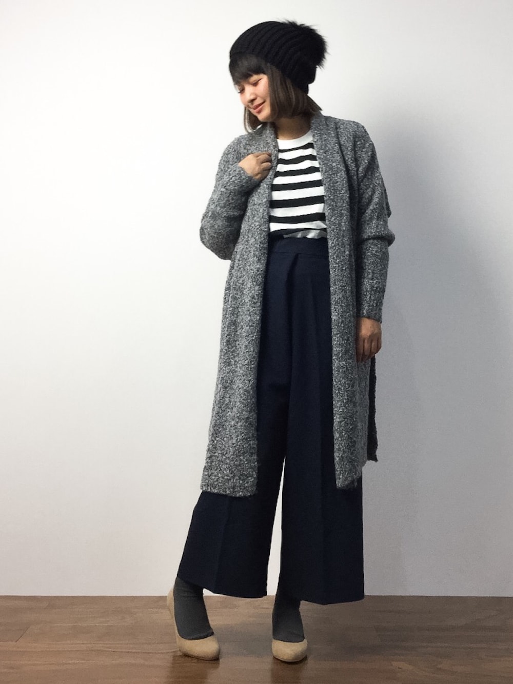 「カーディガン、ボーダー、ニット帽、秋のコーデ、ガウチョパンツ、秋服、オトナカジュアル」｜「NANO universeのFERRUCCIO VECCHI/ ファーポンポン付ニット帽（ニットキャップ/ビーニー、ブラック系）」を使った、ななこさん（レディース・156cm）の秋コーディネートの1枚目の写真
