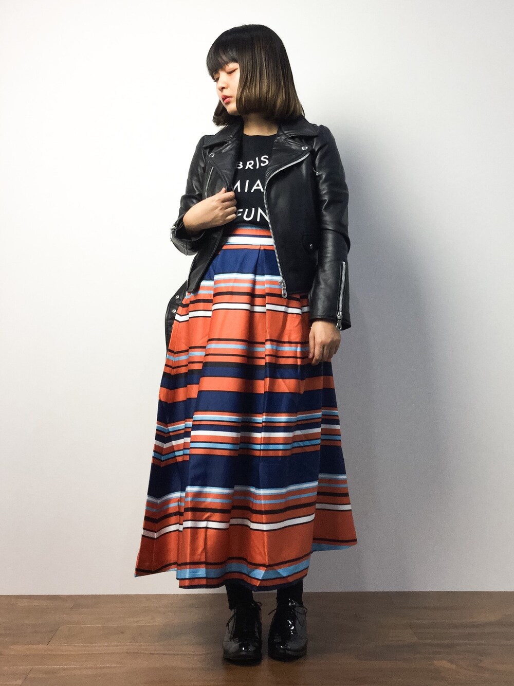 「レザージャケット、ライダース、秋のコーデ、大人コーデ、スカートスタイル、秋服、おめかしコーデ」｜「LEPSIMのプリントウラケクループルオーバーLS　569986（スウェット、ブラック系）」を使った、ななこさん（レディース・156cm）の秋コーディネートの1枚目の写真