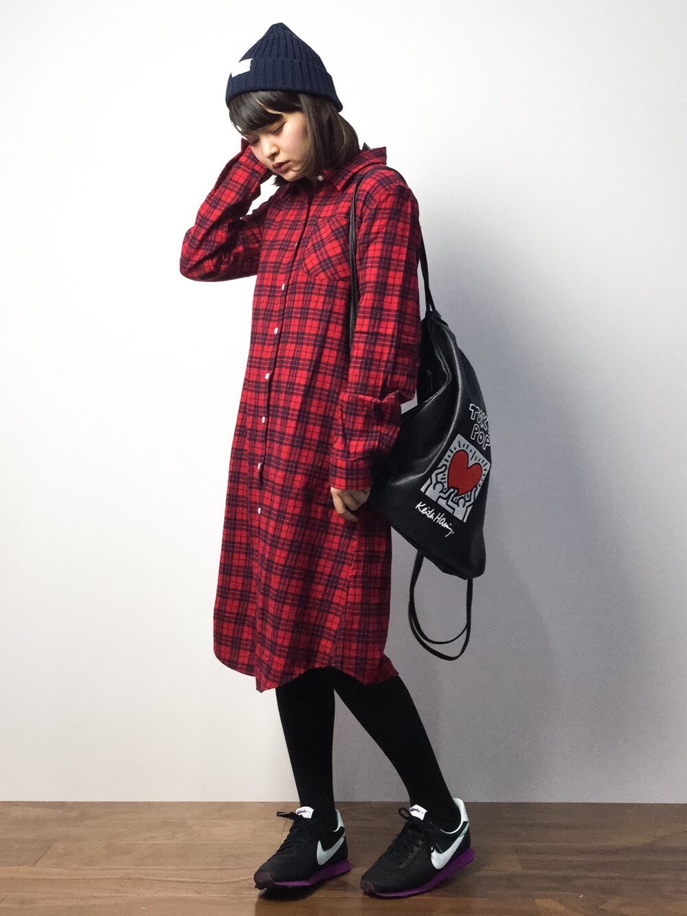 「スニーカー、ワンピース、カジュアル、チェックシャツ、ニット帽、ナップサック、カジュアルコーデ」｜「WEGOのWEGO/ネルシャツワンピース（シャツワンピース、レッド系）」を使った、ななこさん（レディース・156cm）の秋コーディネートの1枚目の写真