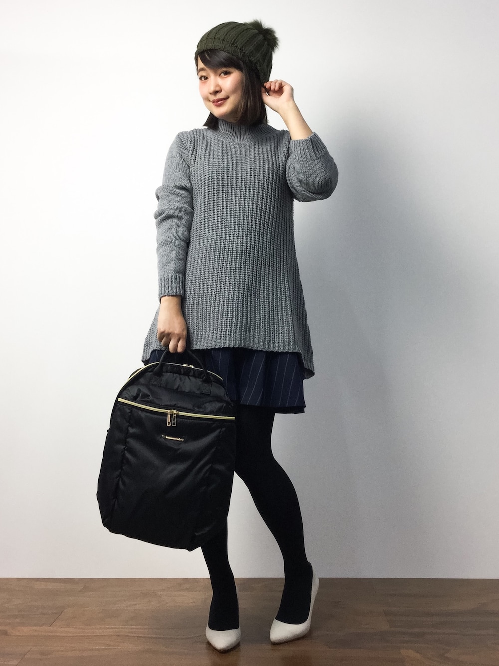 「ニット、リュック、ストライプ、ポンポン帽子、キュロット、ミニ丈」｜「DRESSLAVEのM.CODE / OSCAR BEANIE with ponpon(フォックスファーポンポン付ニット帽)（ニットキャップ/ビーニー、グリーン系）」を使った、ななこさん（レディース・156cm）の秋コーディネートの1枚目の写真