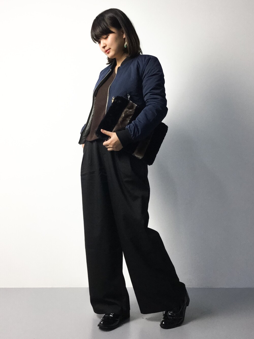 「URBAN RESEARCH Sonny LabelのSonny Label フェイクファークラッチ（クラッチバッグ、ブラック系）」を使った、ななこさん（レディース・156cm）の秋コーディネートの1枚目の写真