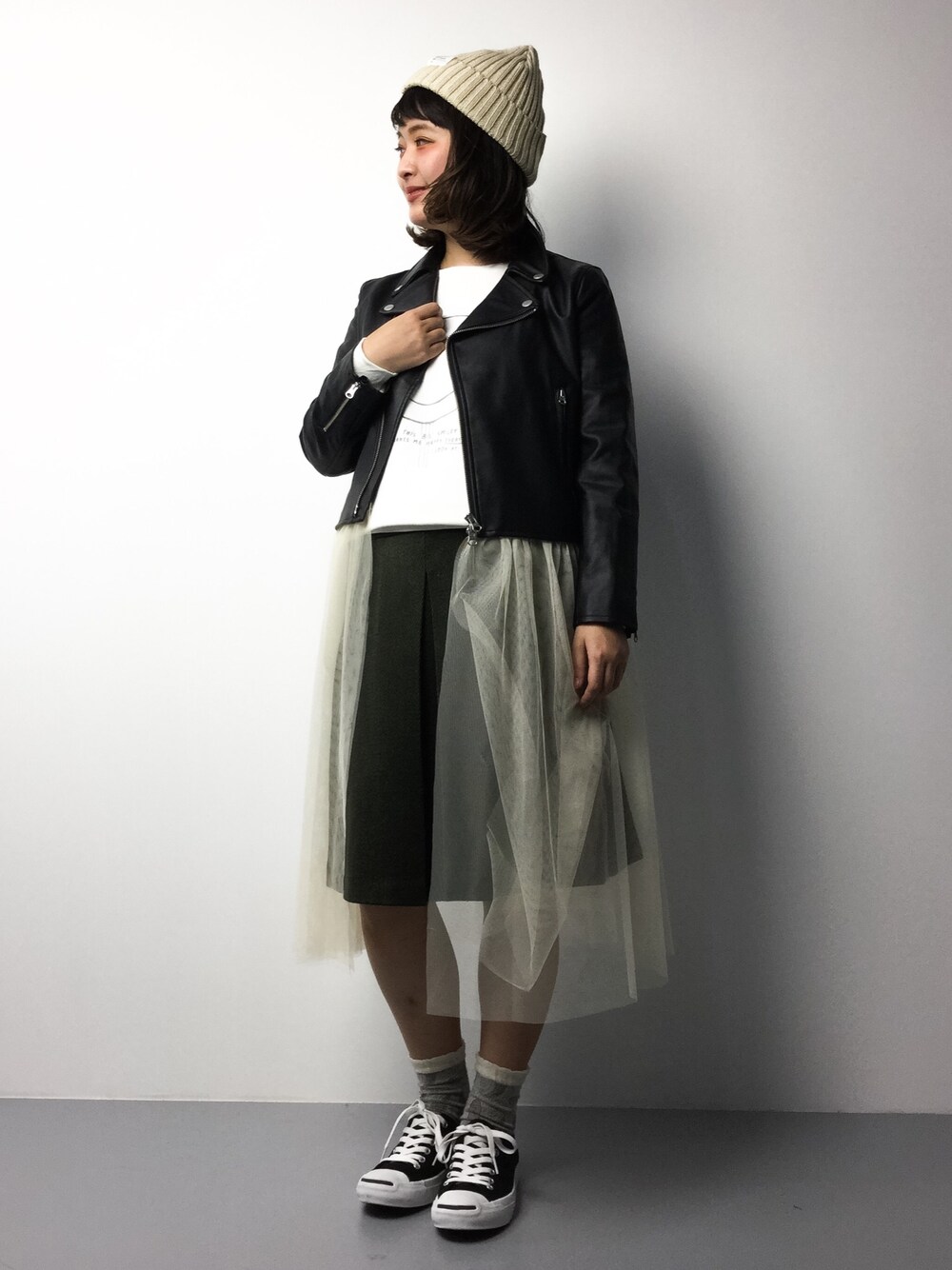 「VOUCHのVOUCH (バウチ) SMILEプリントトレーナー（スウェット、ホワイト系）」を使った、ななこさん（レディース・156cm）の冬コーディネートの1枚目の写真