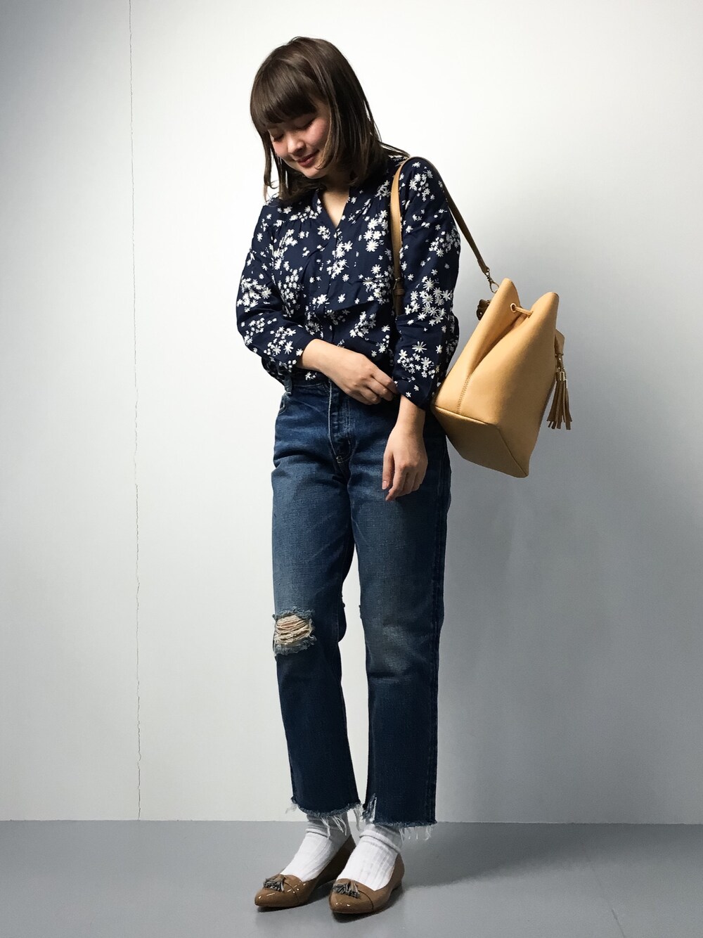「SLYのCENTLE JW CROP PT-B（デニムパンツ、ブルー系）」を使った、ななこさん（レディース・156cm）の春コーディネートの1枚目の写真