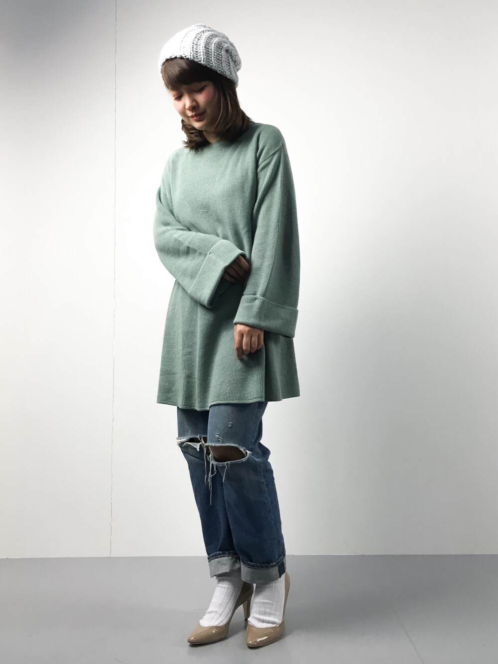 「Another Editionのアゼユルニットチュニックワンピース/AEMFC CRアゼ ユルニットチュニックOP（ワンピース、グリーン系）」を使った、ななこさん（レディース・156cm）の春コーディネートの1枚目の写真
