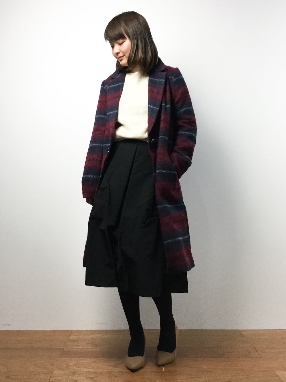 「EGOISTのウールチェックロングチェスターコート（チェスターコート、レッド系）」を使った、ななこさん（レディース・156cm）の冬コーディネートの1枚目の写真