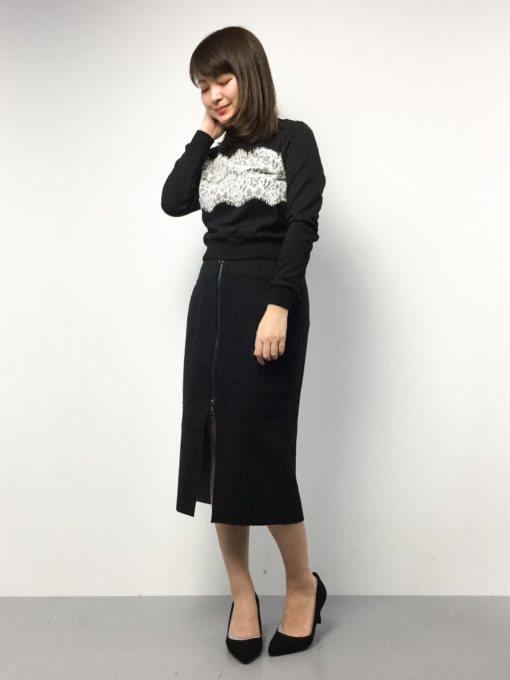 「RANDAのレースデザインスウェット（スウェット、ブラック系）」を使った、ななこさん（レディース・156cm）の冬コーディネートの1枚目の写真