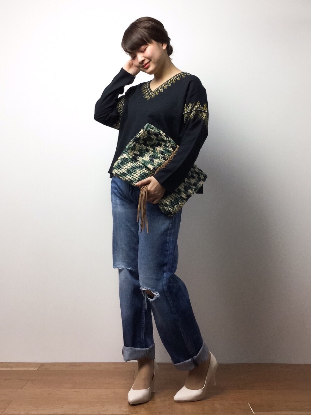 「navasanaのnavasanaコットンツイルメタリック刺繍Vネックブラウス/707-NJS-N152-BU065（シャツ/ブラウス、ブラック系）」を使った、ななこさん（レディース・156cm）の冬コーディネートの1枚目の写真