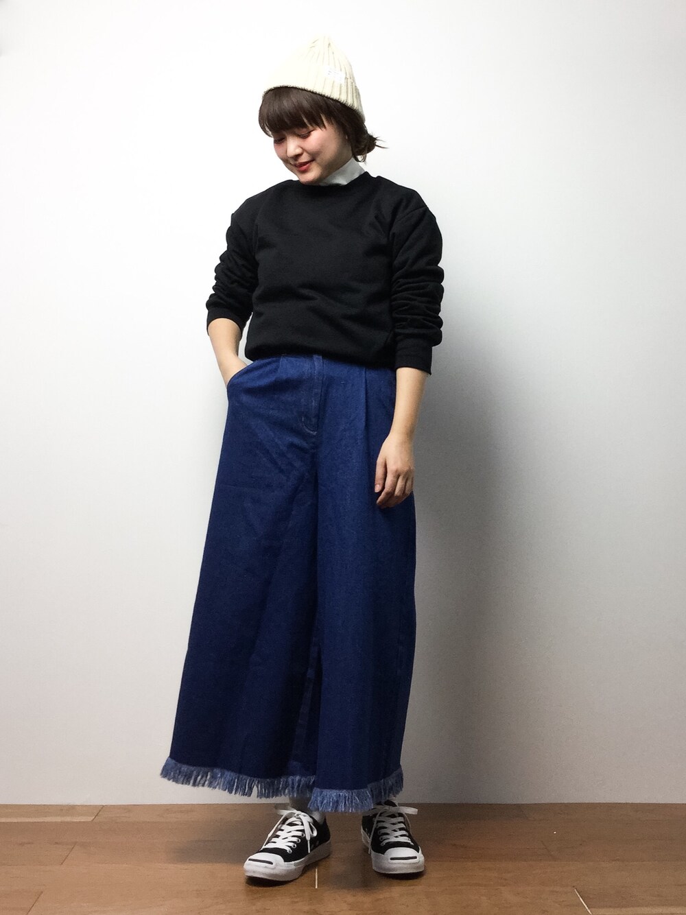 「DOUBLE NAMEの裏起毛プルオーバー（スウェット、ブラック系）」を使った、ななこさん（レディース・156cm）の冬コーディネートの1枚目の写真
