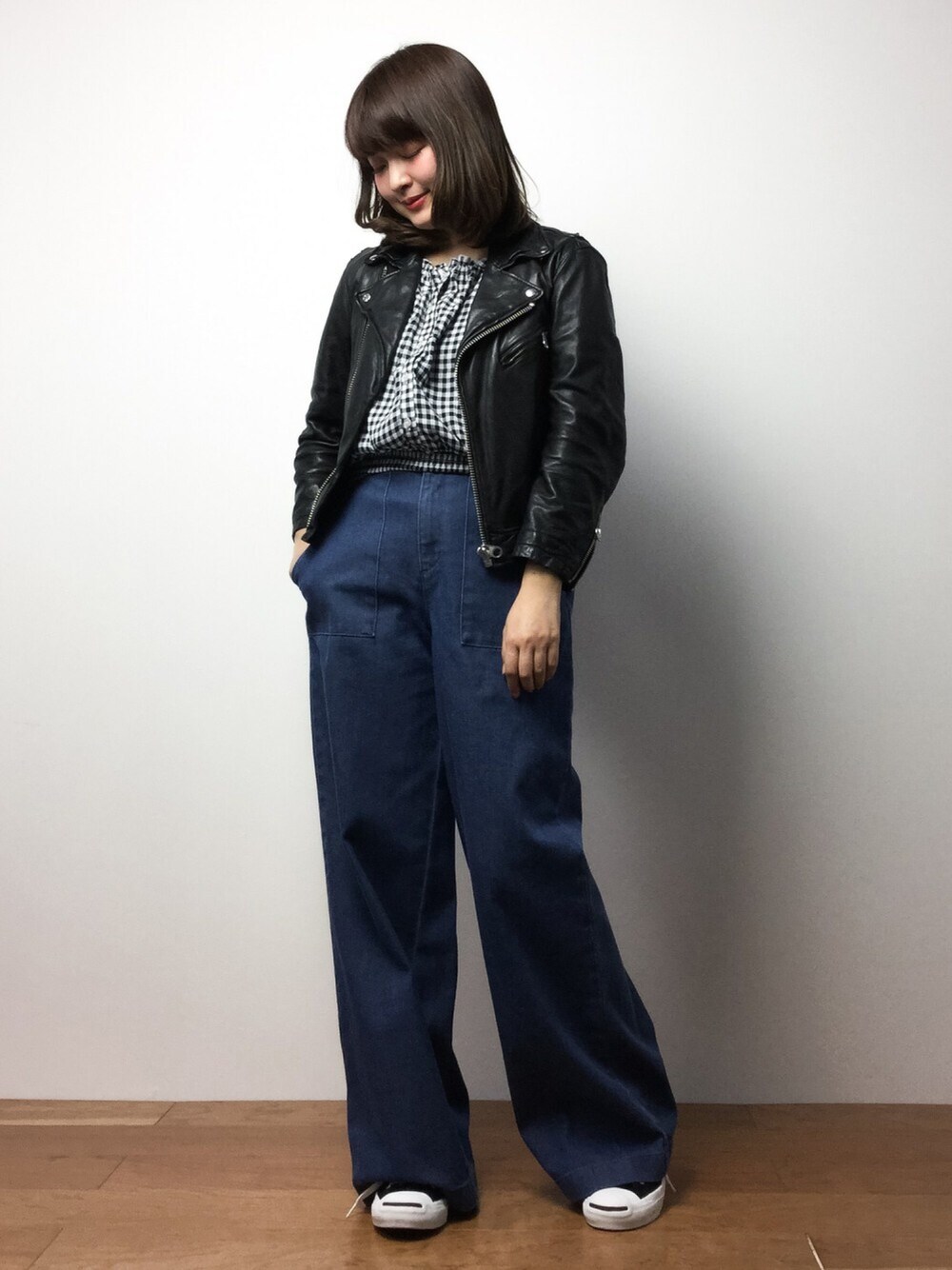 「NOLLEY’Sのストレッチデニムワイドパンツ（デニムパンツ、ブルー系）」を使った、ななこさん（レディース・156cm）の春コーディネートの1枚目の写真
