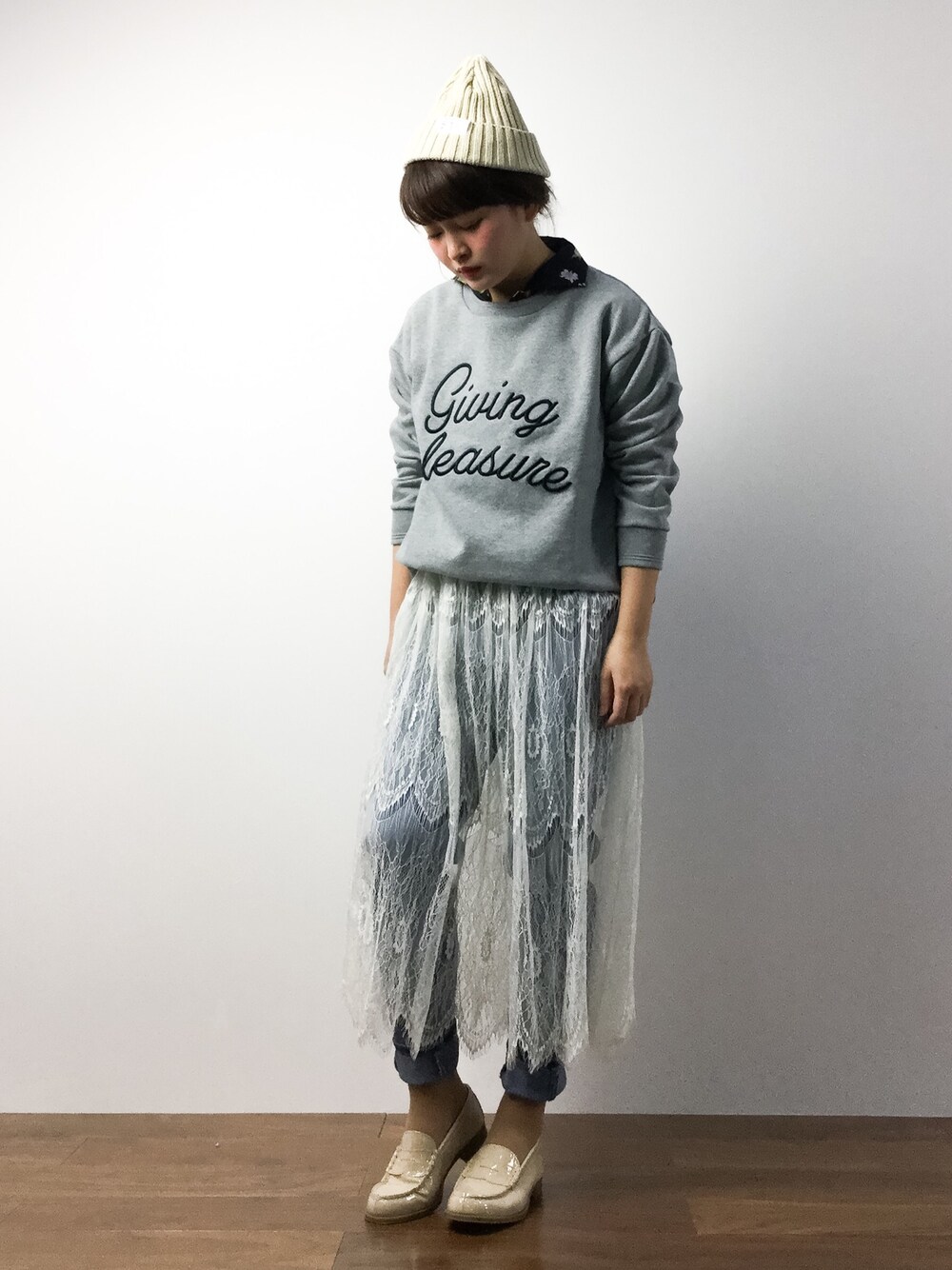 「niko and...の裏毛起毛アソートロゴプルオーバー【niko and...】（Tシャツ/カットソー、グレー系）」を使った、ななこさん（レディース・156cm）の冬コーディネートの1枚目の写真