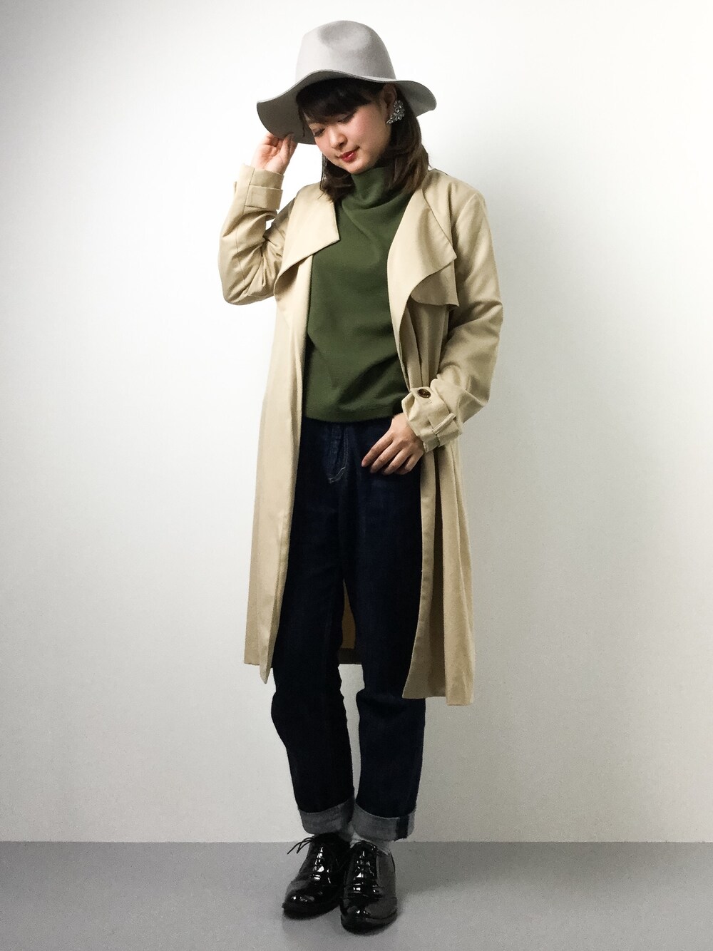 「Factor=のFactor= トレンチガウン（トレンチコート、ベージュ系）」を使った、ななこさん（レディース・156cm）の春コーディネートの1枚目の写真