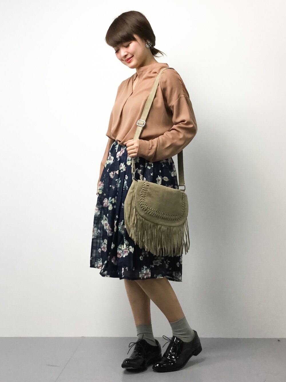 「Another Editionのラウンドフリンジショルダー/AEBC RND FRNG SHLD（ショルダーバッグ、ベージュ系）」を使った、ななこさん（レディース・156cm）の春コーディネートの1枚目の写真