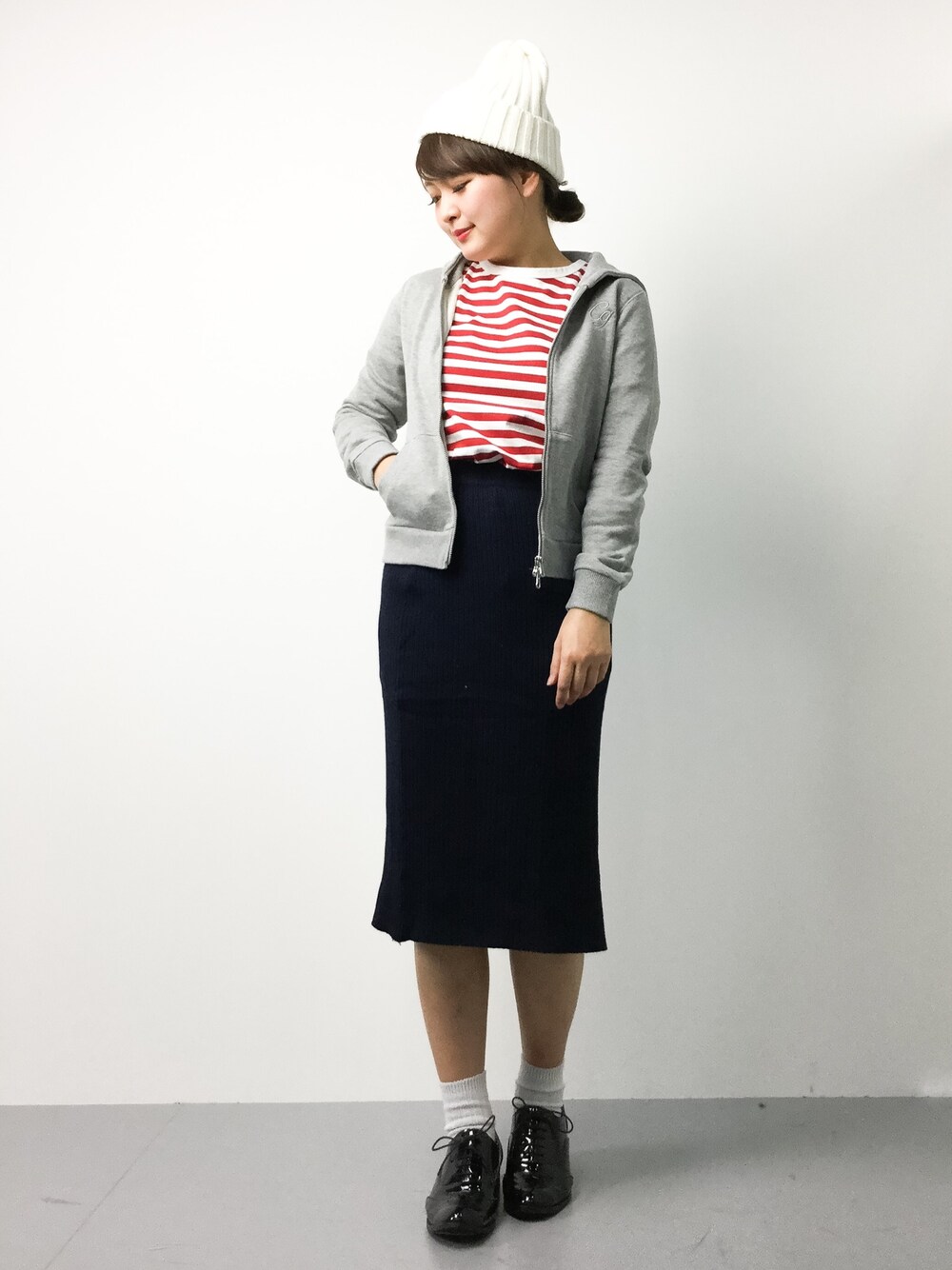「CAROLINA GLASERのCAROLINA GLASER / 刺繍パーカ（パーカー、グレー系）」を使った、ななこさん（レディース・156cm）の春コーディネートの1枚目の写真