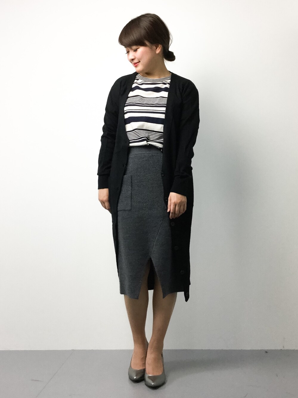「jouetieのライン衿ロングカーデ（カーディガン/ボレロ、ブラック系）」を使った、ななこさん（レディース・156cm）の春コーディネートの1枚目の写真