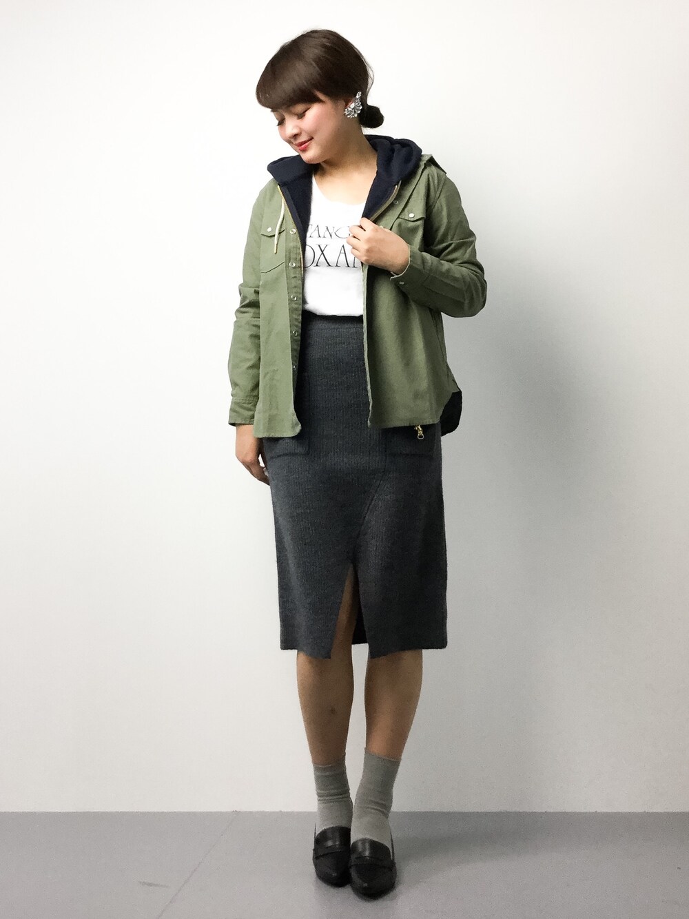「BAYFLOWのBAYFLOW／オーバーダイツイルシャツ（シャツ/ブラウス、グリーン系）」を使った、ななこさん（レディース・156cm）の春コーディネートの1枚目の写真