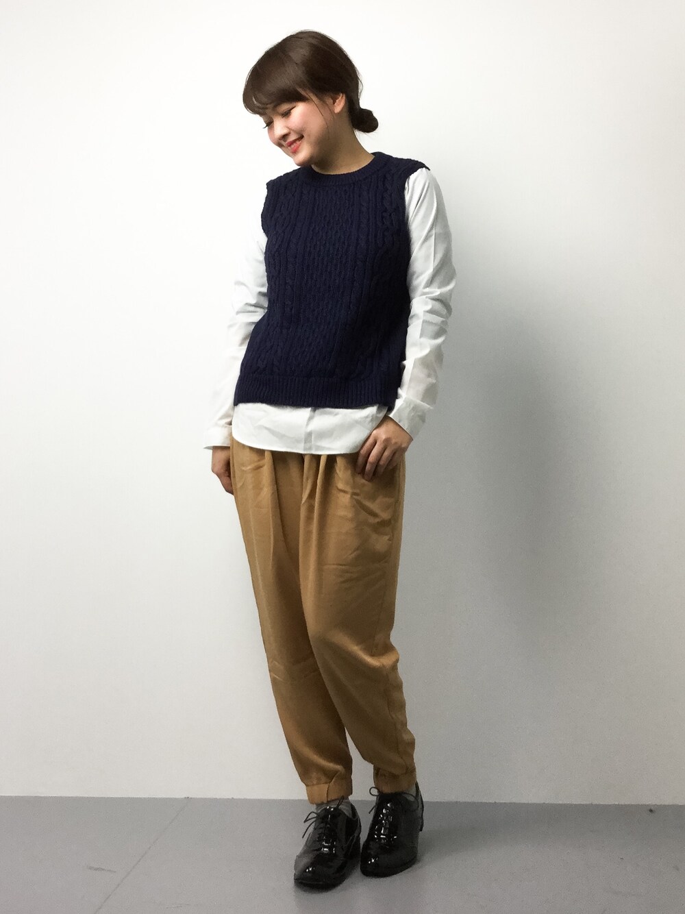 「MAYSON GREYのケーブルレイヤード風ニット（ニット/セーター、ブルー系）」を使った、ななこさん（レディース・156cm）の春コーディネートの1枚目の写真