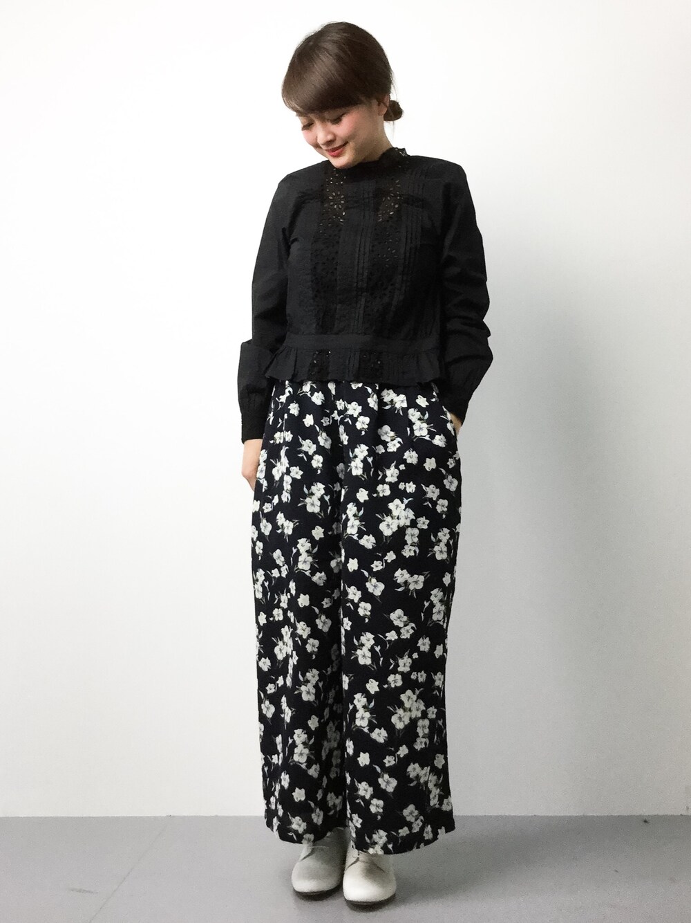 「nesessaireのnesessaire　blouse（ネセセアブラウス）レーススタンドカラー（シャツ/ブラウス、ブラック系）」を使った、ななこさん（レディース・156cm）の春コーディネートの1枚目の写真