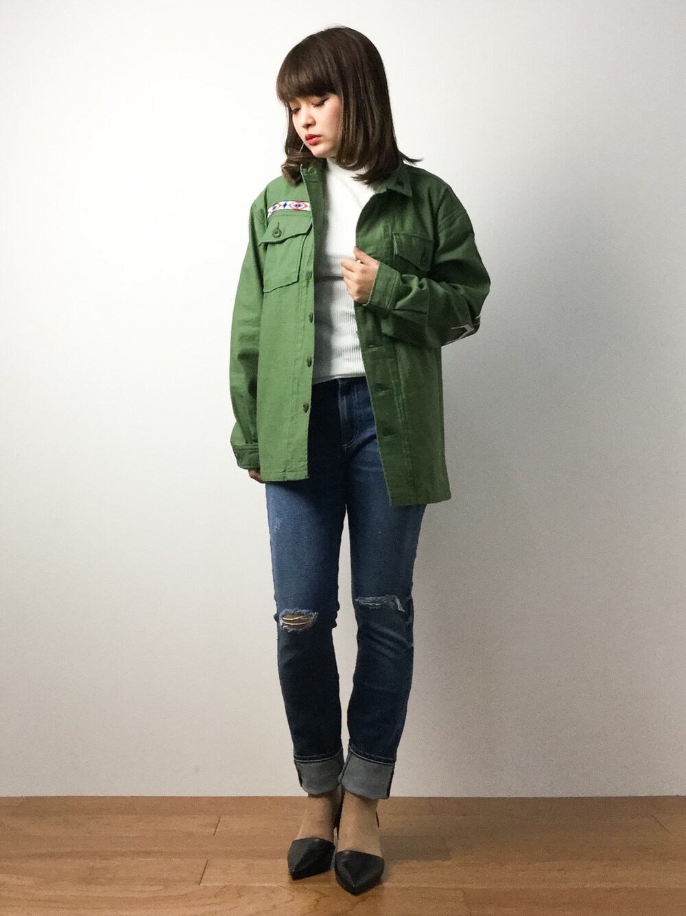 「SLYのCHIMAYO刺繍MILITARY JK（ミリタリージャケット、グリーン系）」を使った、ななこさん（レディース・156cm）の春コーディネートの1枚目の写真