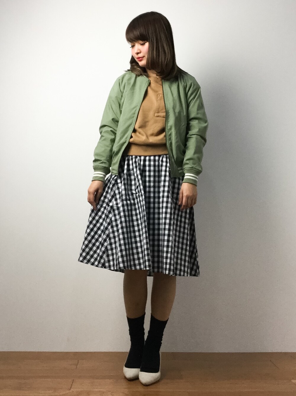 「FREE'S MARTの◆リバーシブルスカジャン（MA-1、グリーン系）」を使った、ななこさん（レディース・156cm）の春コーディネートの1枚目の写真