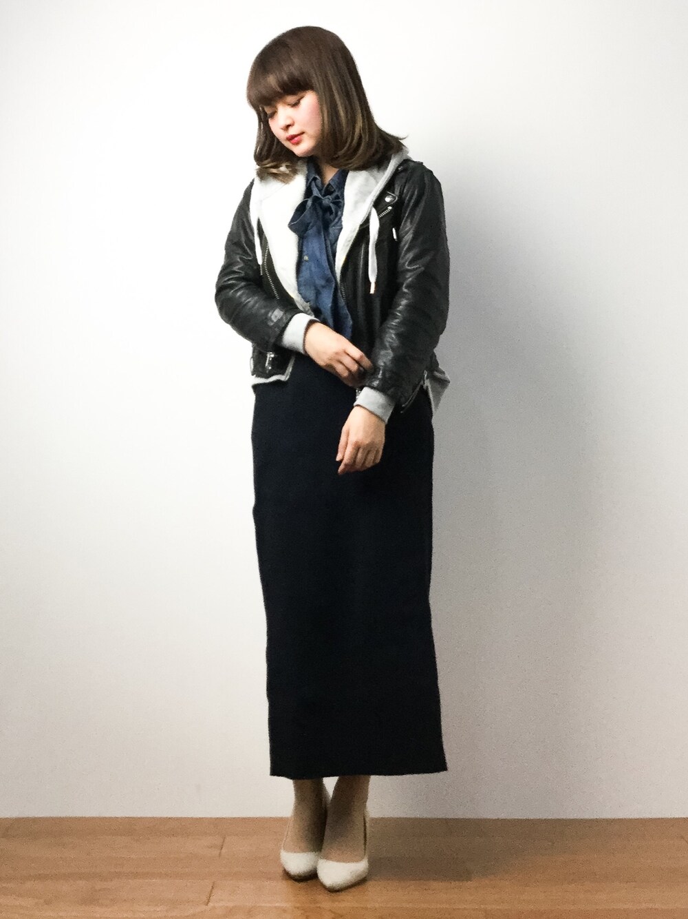 「ROSE BUDのLSH-16103 DENIM BOW/C SHIRT（シャツ/ブラウス、ブルー系）」を使った、ななこさん（レディース・156cm）の春コーディネートの1枚目の写真