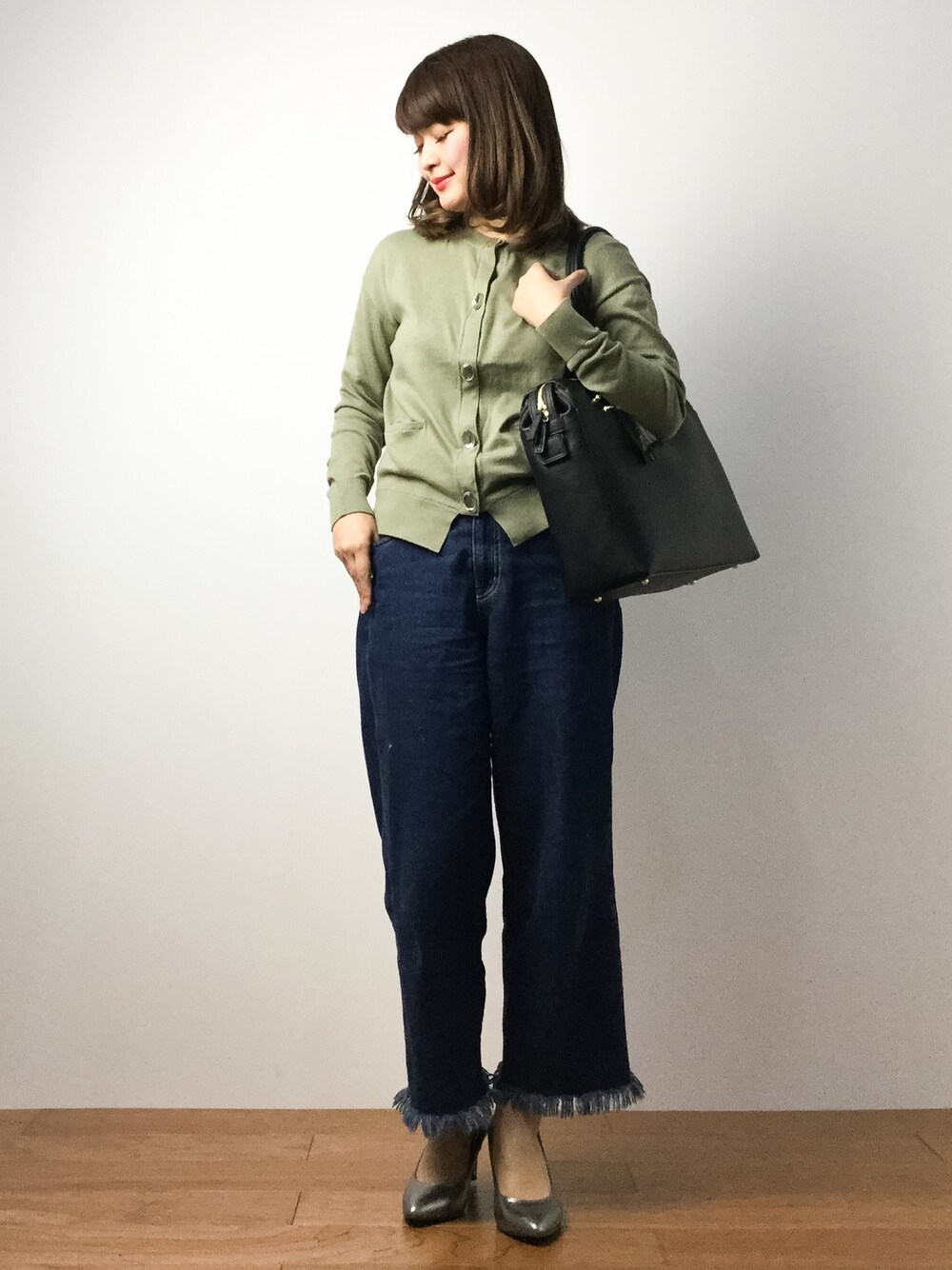 「UNITED ARROWSの＜Marilyn Moon（マリリンムーン）＞ビジュー カーディガン（カーディガン/ボレロ、グリーン系）」を使った、ななこさん（レディース・156cm）の春コーディネートの1枚目の写真