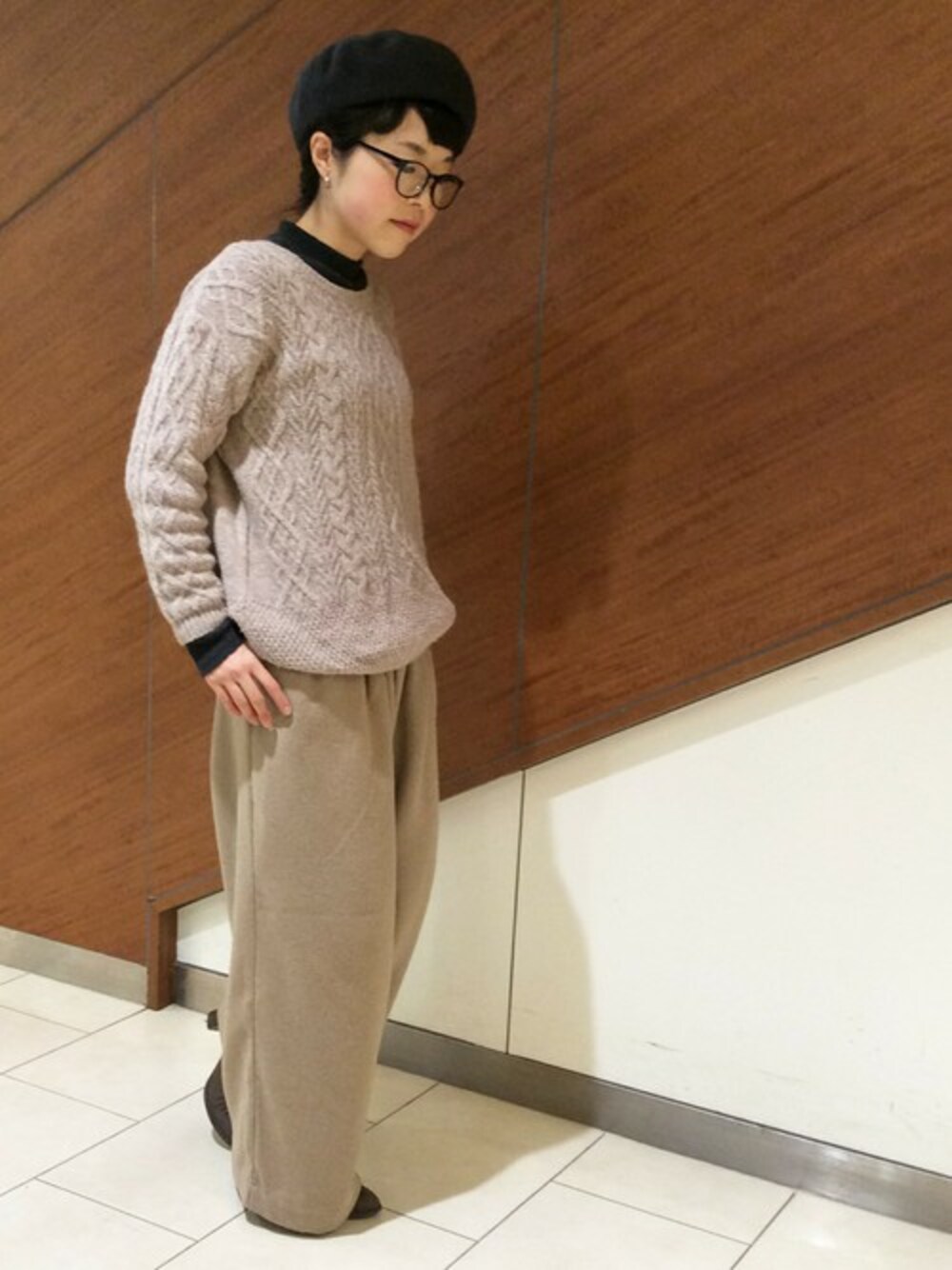 ベージュ系のニット/セーター、ベージュ系のその他パンツ、グレー系のTシャツ/カットソーを着用したレディースの冬コーディネートの1枚目の写真