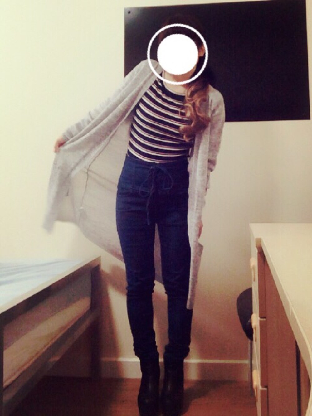 グレー系のカーディガン/ボレロ、ブラック系のニット/セーター、ブルー系のデニムパンツを着用したレディースの夏コーディネートの1枚目の写真